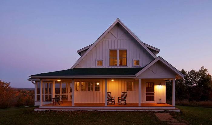 Country property and farm lane in Midwest landscape